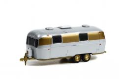 Greenlight 1/64 1972 Airstream Double-Axle Land Yacht Safari image