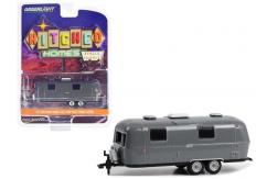 Greenlight 1/64 1971 Airstream Double-Axle Land Yacht Safari image