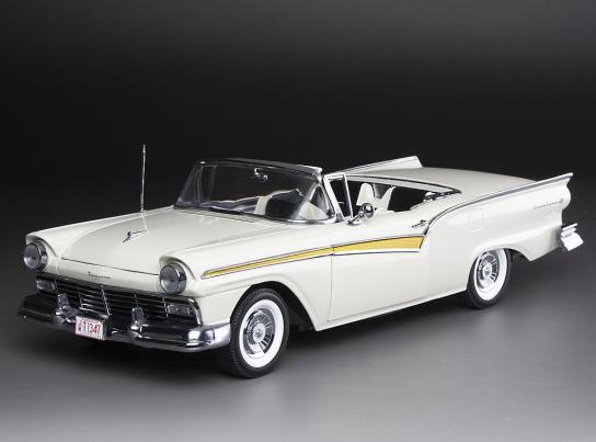 SunStar 1/18 1957 Ford Fairlane 500 Skyliner image