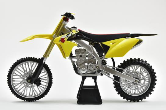 New Ray 1/6 Suzuki RM-Z450 Dirt Bike image