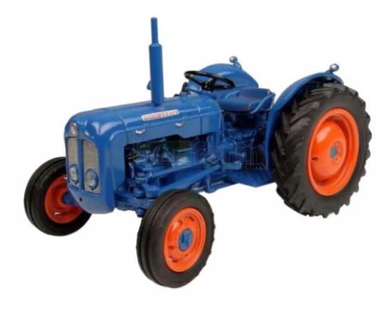 Universal Hobbies 1/32 1960 Fordson Dextra image