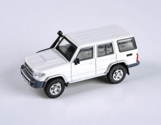 Paragon 1/64 Toyota Land Cruiser 76 2007 - French Vanilla image