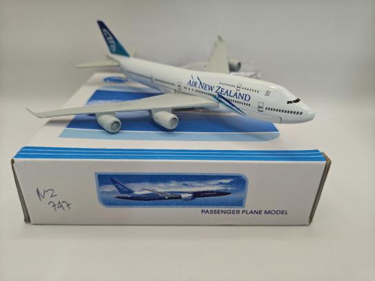 DModels 1/400 Boeing 747 Air New Zealand with Stand image